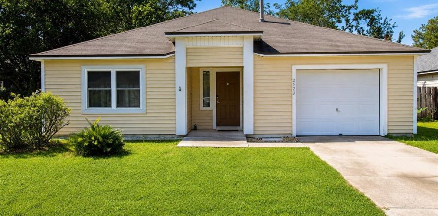 House in Gainesville, Florida 2 bedrooms, 106.65 sq.m. № 2308924