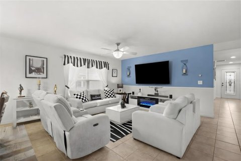 Casa en venta en Tavares, Florida, 3 dormitorios, 165.46 m2 № 2145083 - foto 2