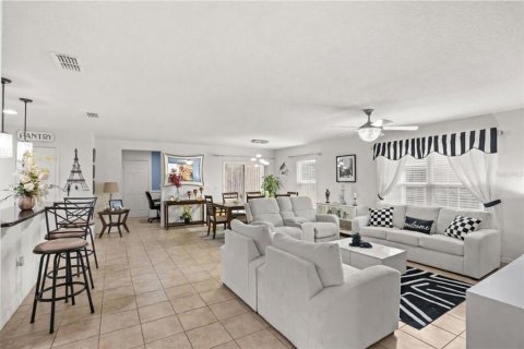 Casa en venta en Tavares, Florida, 3 dormitorios, 165.46 m2 № 2145083 - foto 4