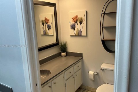 Condo in Hollywood, Florida, 2 bedrooms  № 2040560 - photo 12