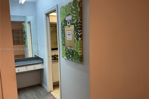 Condo in Hollywood, Florida, 2 bedrooms  № 2040560 - photo 11