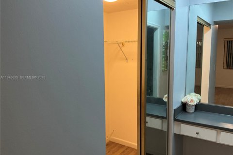 Condo in Hollywood, Florida, 2 bedrooms  № 2040560 - photo 14