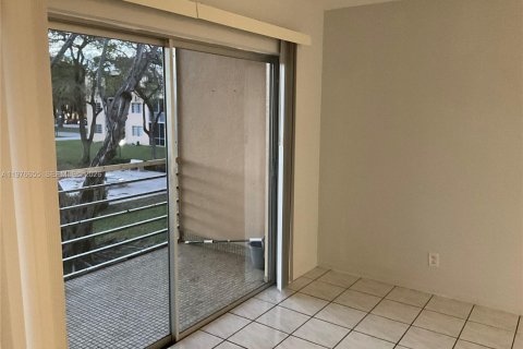 Condo in Hollywood, Florida, 2 bedrooms  № 2040560 - photo 9