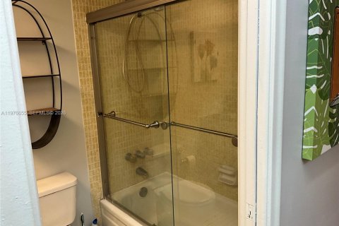 Condo in Hollywood, Florida, 2 bedrooms  № 2040560 - photo 13