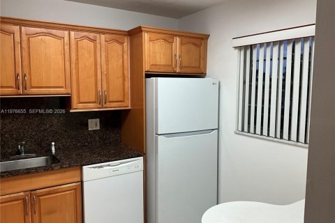 Condo in Hollywood, Florida, 2 bedrooms  № 2040560 - photo 2