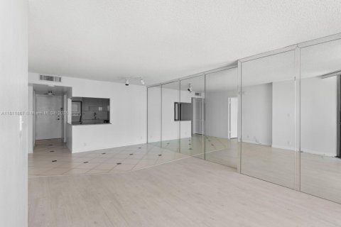 Condominio en venta en Miami, Florida, 1 dormitorio, 80.64 m2 № 1755895 - foto 10