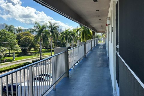 Снять в аренду кондоминиум в Халландейл-Бич, Флорида 2 спальни, 89.65м2, № 1987893 - фото 7