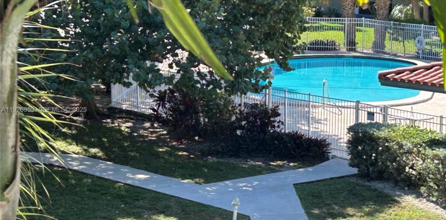 Кондоминиум с 2 спальнями в Халландейл-Бич, Флорида № 1987893