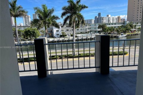 Снять в аренду кондоминиум в Халландейл-Бич, Флорида 2 спальни, 89.65м2, № 1987893 - фото 3