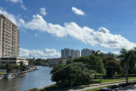 Снять в аренду кондоминиум в Халландейл-Бич, Флорида 2 спальни, 89.65м2, № 1987893 - фото 6