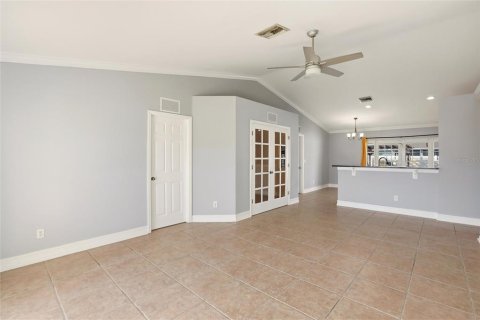 House in Cape Coral, Florida 3 bedrooms, 132.11 sq.m. № 2099127 - photo 4