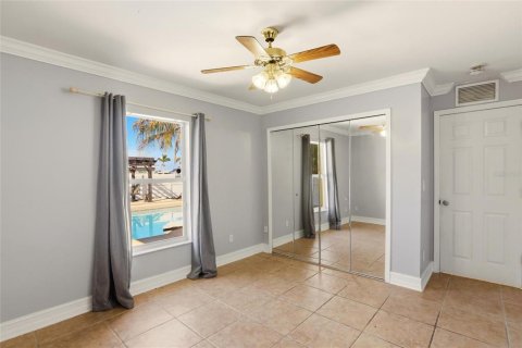 House in Cape Coral, Florida 3 bedrooms, 132.11 sq.m. № 2099127 - photo 26