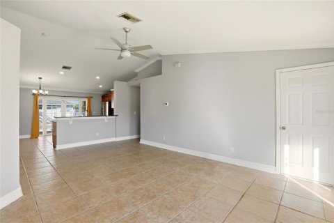 House in Cape Coral, Florida 3 bedrooms, 132.11 sq.m. № 2099127 - photo 5