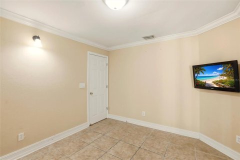 House in Cape Coral, Florida 3 bedrooms, 132.11 sq.m. № 2099127 - photo 18