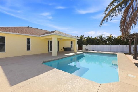House in Cape Coral, Florida 3 bedrooms, 132.11 sq.m. № 2099127 - photo 2
