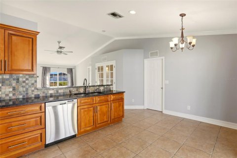 House in Cape Coral, Florida 3 bedrooms, 132.11 sq.m. № 2099127 - photo 11