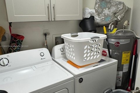 Condominio en alquiler en Miami, Florida, 2 dormitorios, 92.9 m2 № 1896437 - foto 13