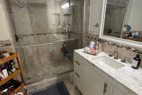 Condominio en alquiler en Miami, Florida, 2 dormitorios, 92.9 m2 № 1896437 - foto 1