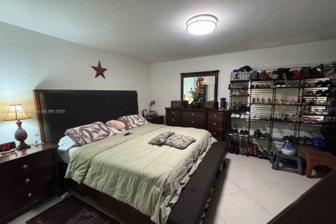 Condominio en alquiler en Miami, Florida, 2 dormitorios, 92.9 m2 № 1896437 - foto 3