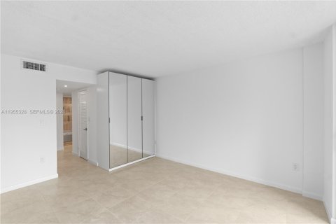 Condominio en alquiler en Miami, Florida, 1 dormitorio, 79.99 m2 № 2009802 - foto 16