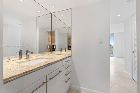 Condominio en alquiler en Miami, Florida, 1 dormitorio, 79.99 m2 № 2009802 - foto 11