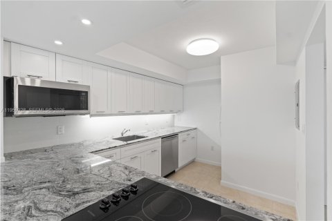 Condominio en alquiler en Miami, Florida, 1 dormitorio, 79.99 m2 № 2009802 - foto 4