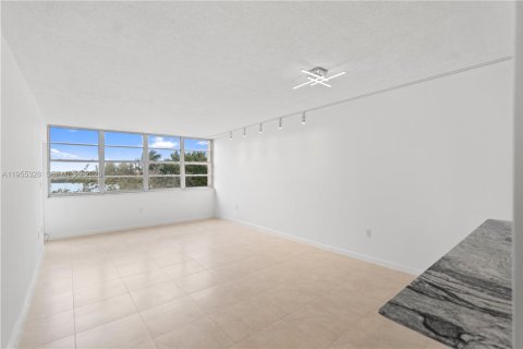 Condominio en alquiler en Miami, Florida, 1 dormitorio, 79.99 m2 № 2009802 - foto 7