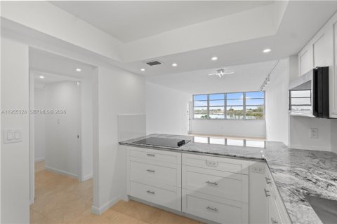 Condominio en alquiler en Miami, Florida, 1 dormitorio, 79.99 m2 № 2009802 - foto 3