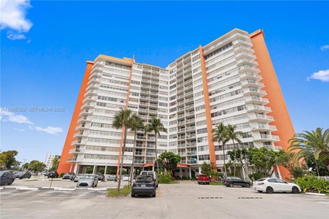 Condominio en alquiler en Miami, Florida, 1 dormitorio, 79.99 m2 № 2009802 - foto 23