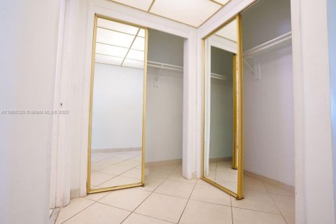 Купить кондоминиум в Халландейл-Бич, Флорида 1 спальня, 71.53м2, № 1896481 - фото 9