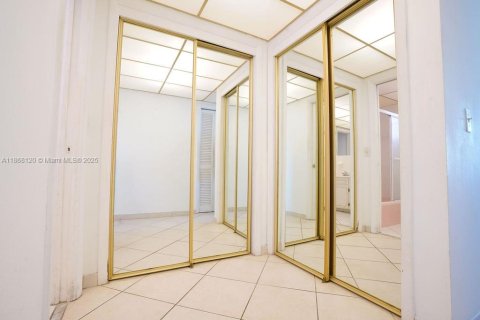 Купить кондоминиум в Халландейл-Бич, Флорида 1 спальня, 71.53м2, № 1896481 - фото 8