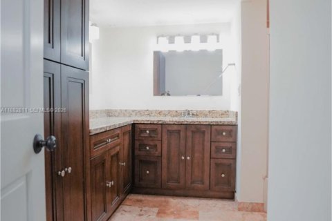 Condo in Miami Beach, Florida, 2 bedrooms № 2080374 - photo 19