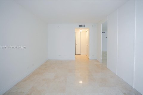 Condo in Miami Beach, Florida, 2 bedrooms № 2080374 - photo 11