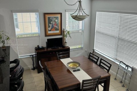 Townhouse in Pembroke Pines, Florida 2 bedrooms, 130.43 sq.m. № 1875075 - photo 8