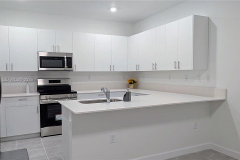 House in Homestead, Florida 3 bedrooms, 149.76 sq.m. № 2076559 - photo 5