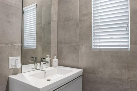 Casa en venta en Miami Beach, Florida, 4 dormitorios, 205.69 m2 № 2062256 - foto 23