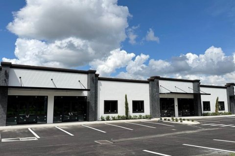Commercial property in Apopka, Florida № 2379080