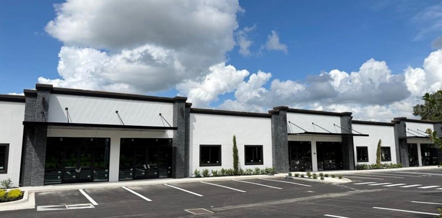 Commercial property in Apopka, Florida № 2379080