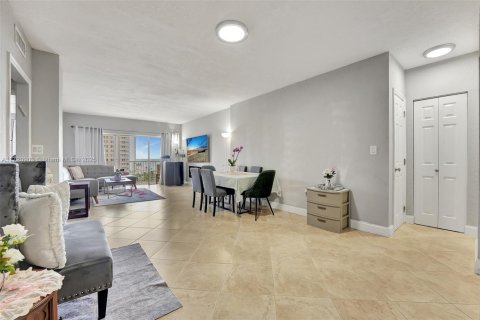 Condo in Hallandale Beach, Florida, 1 bedroom  № 1964871 - photo 29