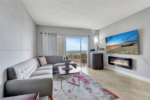 Condo in Hallandale Beach, Florida, 1 bedroom  № 1964871 - photo 2