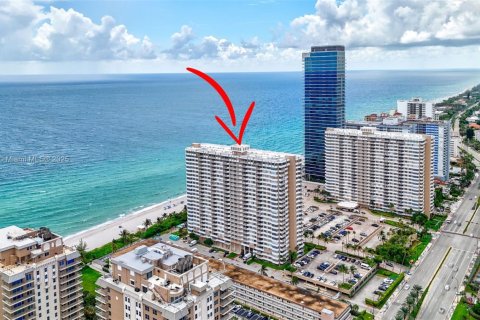 Condo in Hallandale Beach, Florida, 1 bedroom  № 1964871 - photo 11