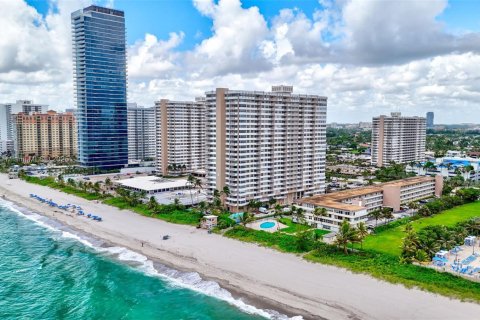 Condo in Hallandale Beach, Florida, 1 bedroom  № 1964871 - photo 14
