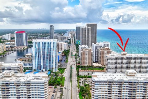 Condo in Hallandale Beach, Florida, 1 bedroom  № 1964871 - photo 10