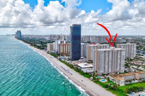 Condo in Hallandale Beach, Florida, 1 bedroom  № 1964871 - photo 13