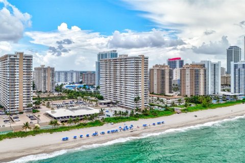 Condo in Hallandale Beach, Florida, 1 bedroom  № 1964871 - photo 17