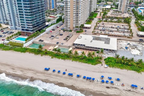 Condo in Hallandale Beach, Florida, 1 bedroom  № 1964871 - photo 19