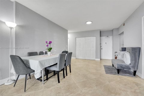 Condo in Hallandale Beach, Florida, 1 bedroom  № 1964871 - photo 4