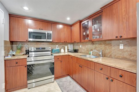 Condo in Hallandale Beach, Florida, 1 bedroom  № 1964871 - photo 3