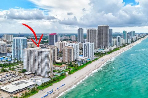 Condo in Hallandale Beach, Florida, 1 bedroom  № 1964871 - photo 16