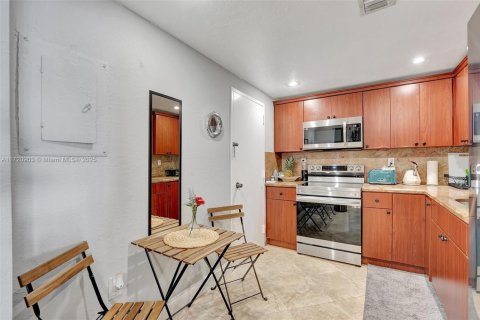 Condo in Hallandale Beach, Florida, 1 bedroom  № 1964871 - photo 27